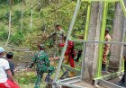 Dandim 1428/Mamasa Tinjau Langsung Perbaikan Jembatan Gantung di Desa Botteng